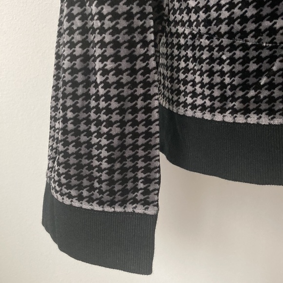 Liz Claiborne Velour Houndstooth Print Long Sleeve Zip-up - Picture 4 of 7